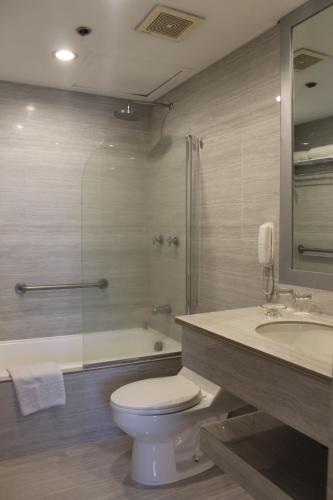 马尼拉维福瑞度假酒店的浴室配有卫生间、淋浴和盥洗盆。