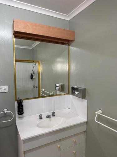 MurgonMurgon Motor Inn的一间带水槽和大镜子的浴室