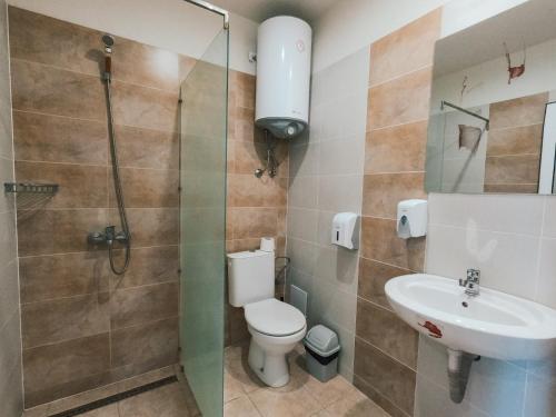 帕维尔巴尼亚Bendida Village的浴室配有卫生间、盥洗盆和淋浴。