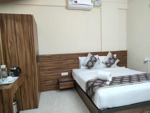 班加罗尔Hotel Bulande Comforts-1 Bedroom Flat的一间卧室设有一张床和木墙
