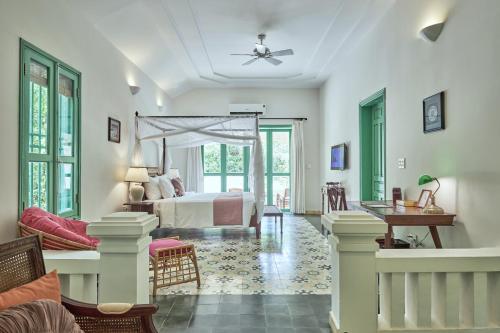 昆岛鲍罗神鹰精品温泉度假村的一间卧室配有一张床和一张桌子
