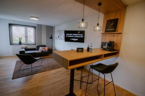 罗伊特林根KOCAK - Exklusives Apartment in Zentrumsnähe的客厅配有桌椅