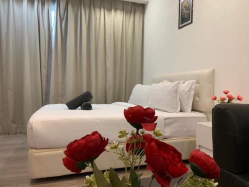吉隆坡RS Suites In Bukit Bintang的卧室配有2张红色玫瑰床,位于地板上