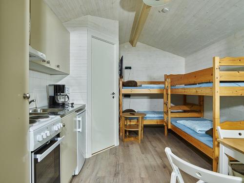 福勒Sudersand Resort的一间厨房,在房间内配有两张双层床