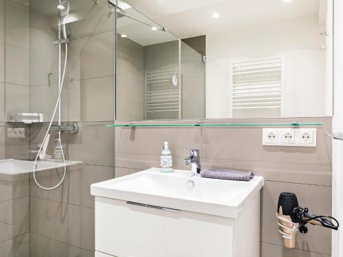 宾茨FeWo Prora - Have a nice Day的浴室配有盥洗盆和带镜子的淋浴
