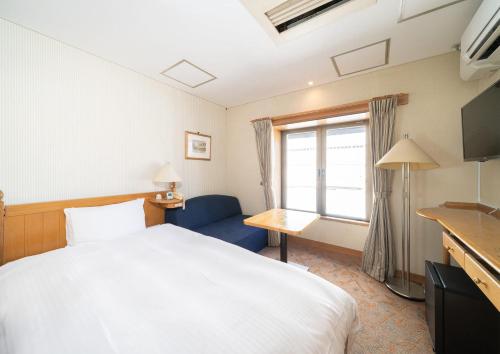 东京Saka no Hotel Tretio Ochanomizu的酒店客房设有床和窗户。