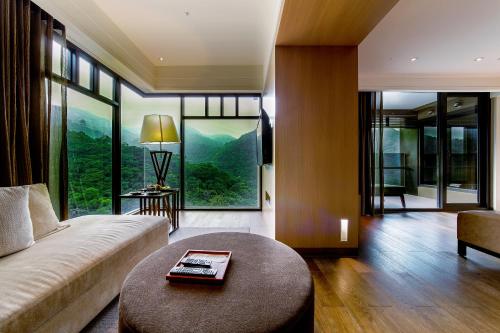 台北北投丽禧温泉酒店的客厅配有沙发和桌子