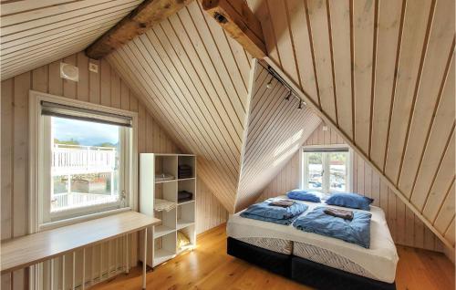 4 Bedroom Awesome Home In Strandvik的阁楼卧室配有床