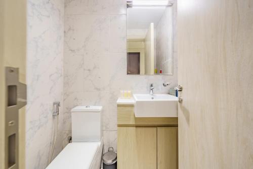 迪拜Dar Alsalam - Stunning Apartment in Afnan 2 With Balcony的一间带水槽、卫生间和镜子的浴室