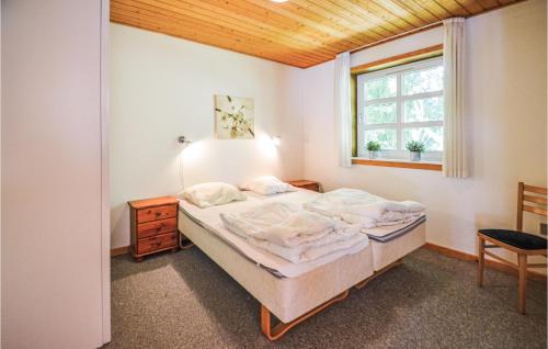 Sillerslev麦达曼度假屋 的一间卧室设有一张床和一个窗口