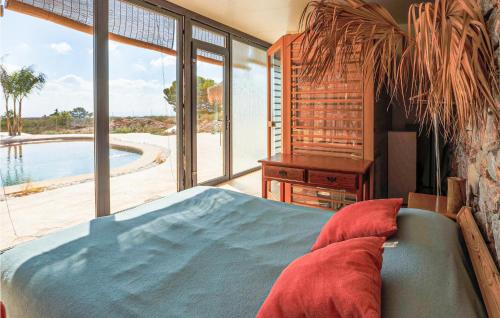 穆尔西亚Stunning Home In Murcia With Swimming Pool的一间卧室配有一张床,享有游泳池的景色