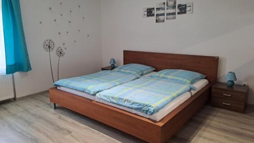 NiederalteichFerienwohnungen Denk的一间卧室配有一张带两个枕头的木床