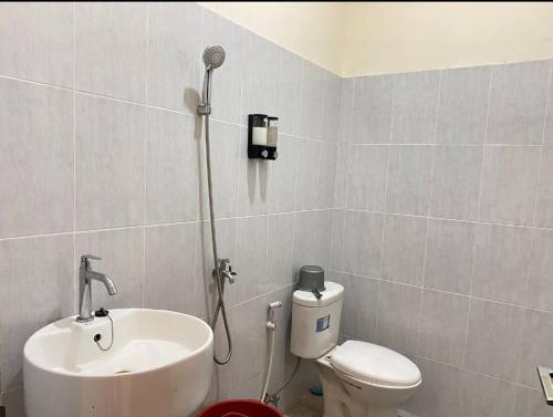 RatodenaAmadeo Guest House的一间带水槽、卫生间和淋浴的浴室