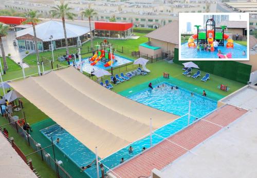 拉斯阿尔卡麦Ras Al Khaimah Hotel的享有度假村游泳池的顶部景致