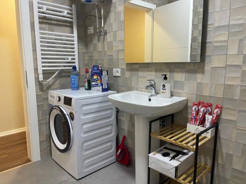 地拉那Ale Investa Hospitality的一间带水槽和洗衣机的浴室