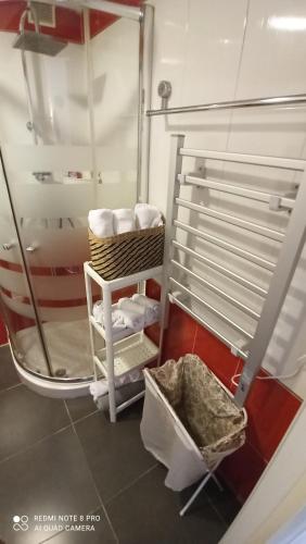 福恩吉罗拉MarMontaña的一间带镜子和毛巾架的浴室