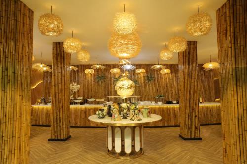 波来古市Pleiku Hotel by Gia Lai Tourist的一间设有许多吊灯和桌子的房间
