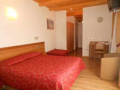 圣奇诺·迪·蒙塔尼亚蒙塔巴尔迪那酒店的一间卧室设有红色的床,铺有木地板。