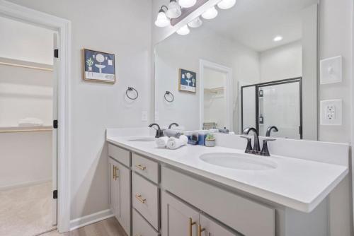 巴吞鲁日Stay with style by LSU campus的白色的浴室设有水槽和镜子