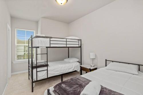 巴吞鲁日Stay with style by LSU campus的一间卧室设有两张双层床和一扇窗户。