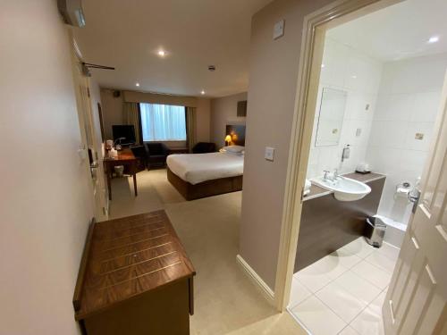南凯夫Cave Castle Hotel的一间酒店客房 - 带一张床和一间浴室