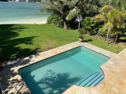 马埃岛Paradise Villa Eden Island的享有海滩景致的游泳池