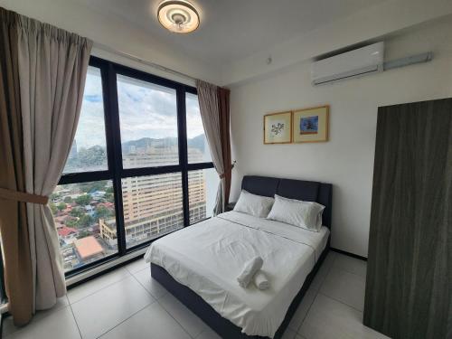 日落洞Urban Suites - Penang的一间卧室设有一张床和一个大窗户