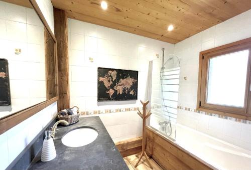 里雾诗4C木屋的一间带水槽和窗户的浴室