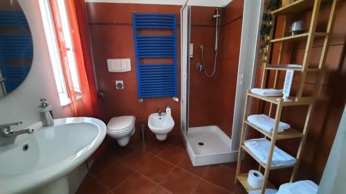 Palazzo San Gervasio帕拉提尼住宿加早餐旅馆的一间带水槽、卫生间和淋浴的浴室