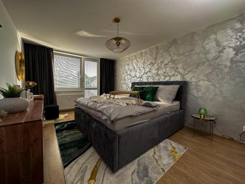 新扎姆基City Comfort Retreat的一间卧室,卧室内配有一张大床