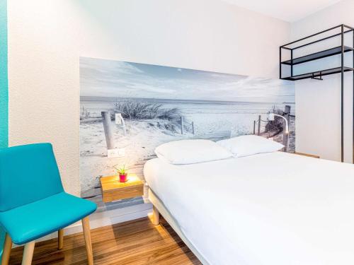 坎佩尔坎佩尔宜必思尚品酒店的一间卧室配有一张床和一张蓝色椅子