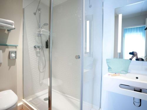 坎佩尔坎佩尔宜必思尚品酒店的带淋浴、卫生间和盥洗盆的浴室