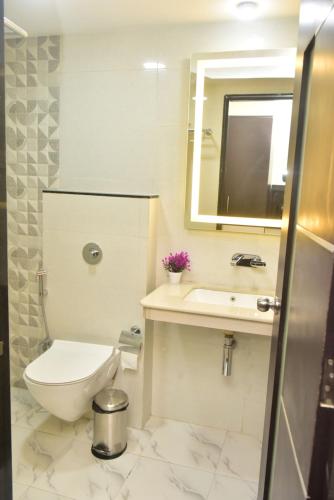 瓦斯科达伽马Hotel Royal Altis的一间带卫生间、水槽和镜子的浴室