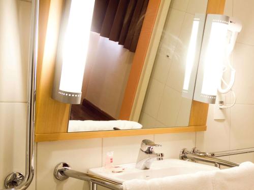 累西腓ibis Recife Boa Viagem的一间带水槽和镜子的浴室