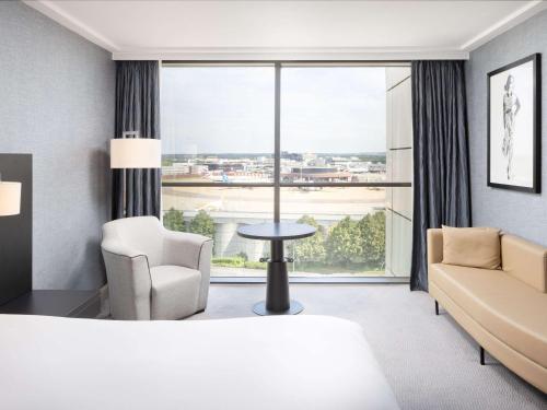 霍利索菲特伦敦盖特威克酒店的酒店客房设有一张床和一个大窗户