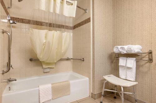 威尔明顿洛杉矶世界港贝斯特韦斯特酒店的带浴缸、椅子和毛巾的浴室