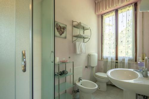 富切基奥Villino Stregatta by VacaVilla的一间带水槽、卫生间和淋浴的浴室