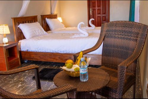 KisoroCAR-NET HOTEL的一间卧室配有一张床和一张桌子及椅子
