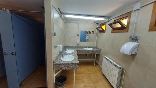 利亚沃尔西Camping Llavorsi的浴室设有2个水槽和镜子