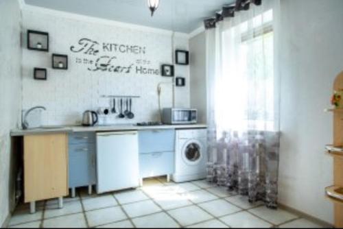 尼古拉耶夫Студия на проспекте Мира的厨房配有水槽和洗衣机