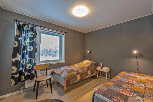 基尔匹斯扎我维Ahma Mökki的一间卧室设有两张床和窗户。