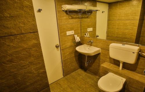 苏拉特Studio Flat Near Airport的一间带卫生间和水槽的浴室