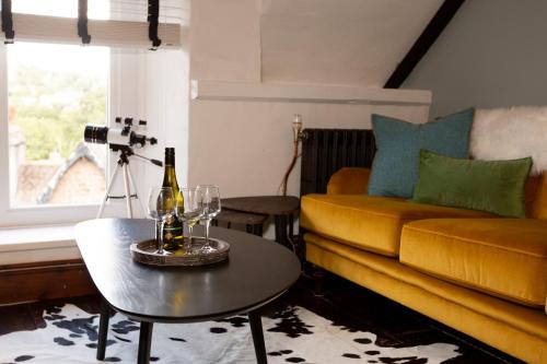 托基Quirky Boutique 1840s Stable的客厅配有黄色的沙发和桌子
