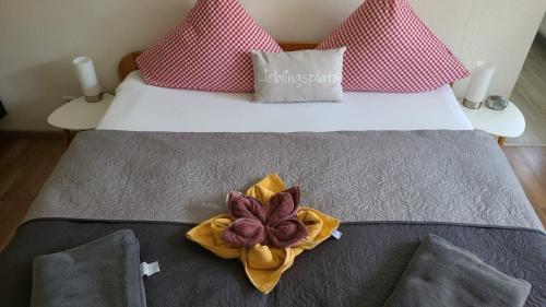 纳瑟尔文勒格特鲁德度假公寓的一张床上的壁橱,上面有花