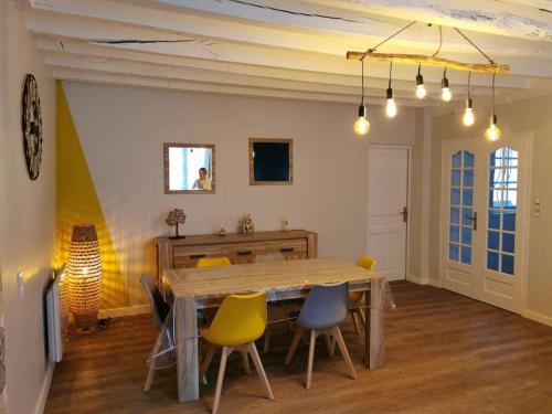 萨尔特河畔弗莱斯涅Maison Chaleureuse dans petite cité de caractère的一间带木桌和椅子的用餐室