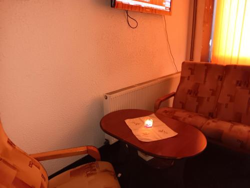 俄斯特拉发Ubytovna u hospůdky的一张小桌子和一把椅子