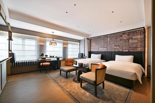 广州Arthur Hotel Luogang Guangzhou的配有一张床和一张书桌的酒店客房