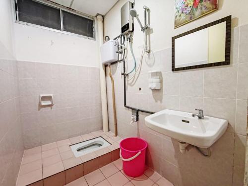 大港Fausal Legacy Homestay Sungai Besar的一间带水槽、淋浴和镜子的浴室