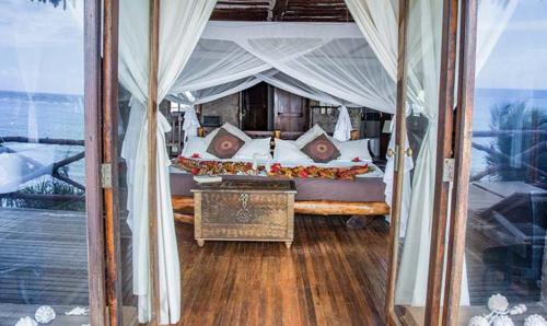 马特姆维Zi Villa Main House的一间卧室配有一张带天蓬的床