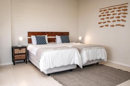 Santa MariaThe View @ Santa Maria的一间卧室配有一张带白色床单和蓝色枕头的大床。